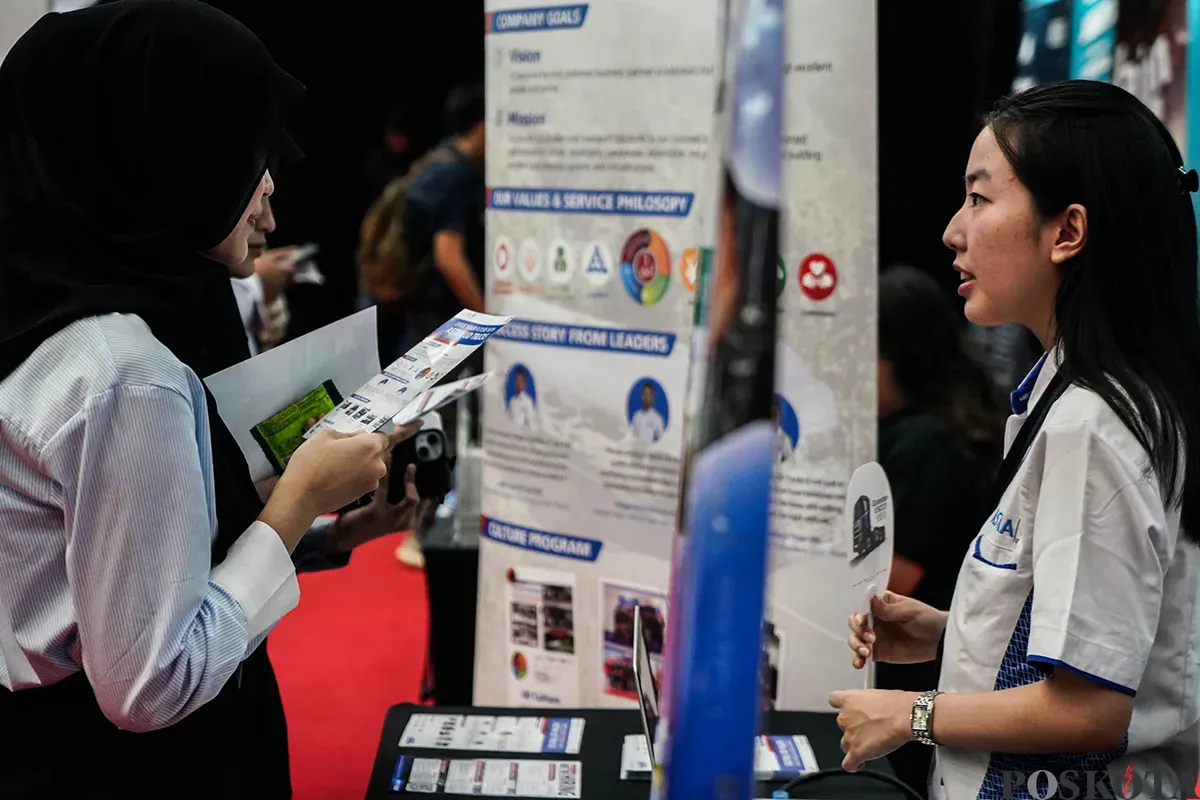 Sejumlah calon pelamar kerja menghadiri pembukaan Job Fair Jakarta Goes to Campus di Universitas Trisakti, Jakarta, Selasa, 15 Februari 2025. (Sumber: Poskota/Bilal Nugraha Ginanjar)