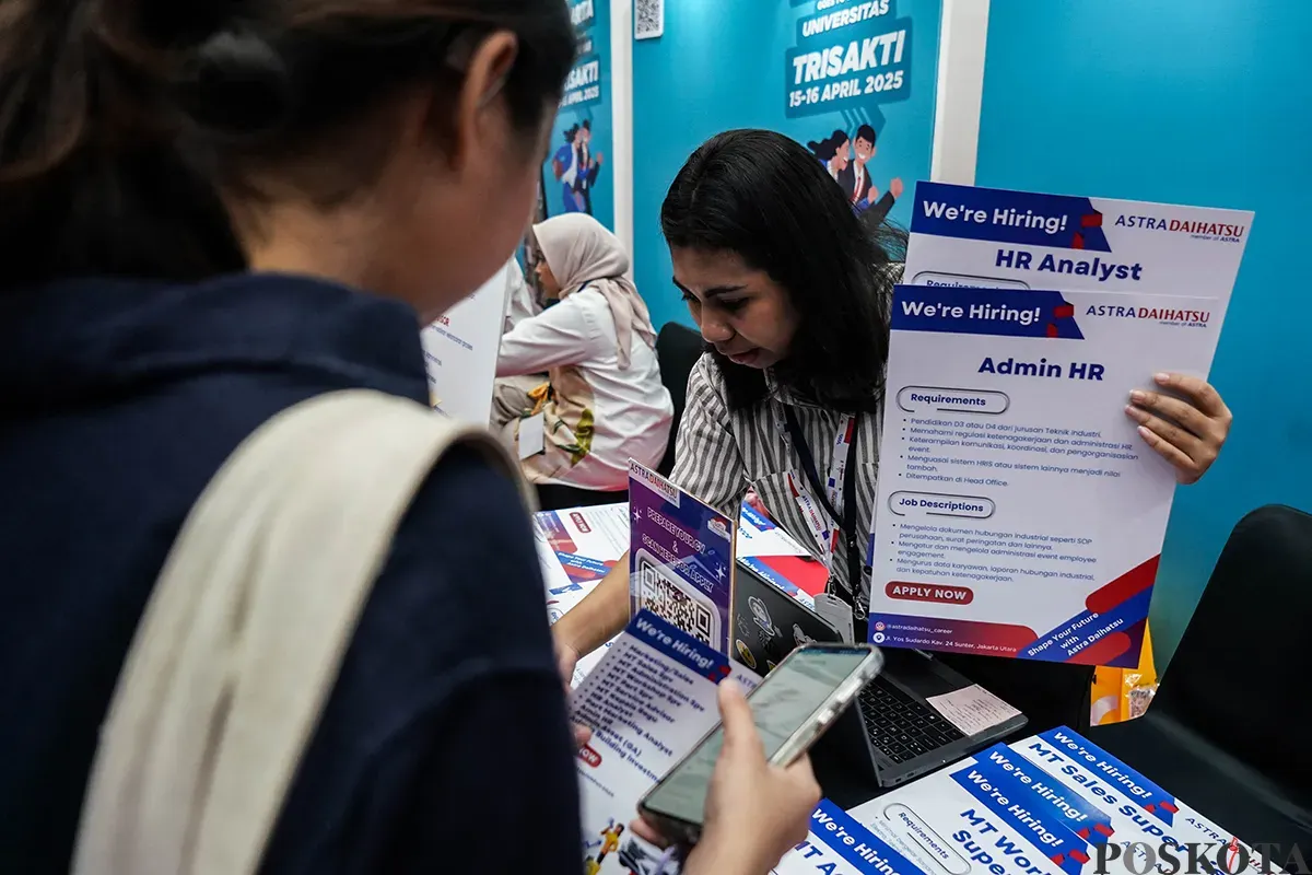 Sejumlah calon pelamar kerja menghadiri pembukaan Job Fair Jakarta Goes to Campus di Universitas Trisakti, Jakarta, Selasa, 15 Februari 2025. (Sumber: Poskota/Bilal Nugraha Ginanjar)