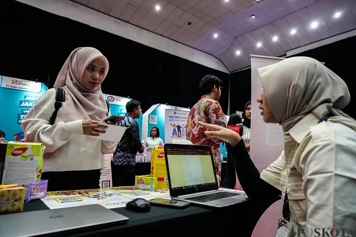 Sejumlah calon pelamar kerja menghadiri pembukaan Job Fair Jakarta Goes to Campus di Universitas Trisakti, Jakarta, Selasa, 15 Februari 2025. (Sumber: Poskota/Bilal Nugraha Ginanjar)