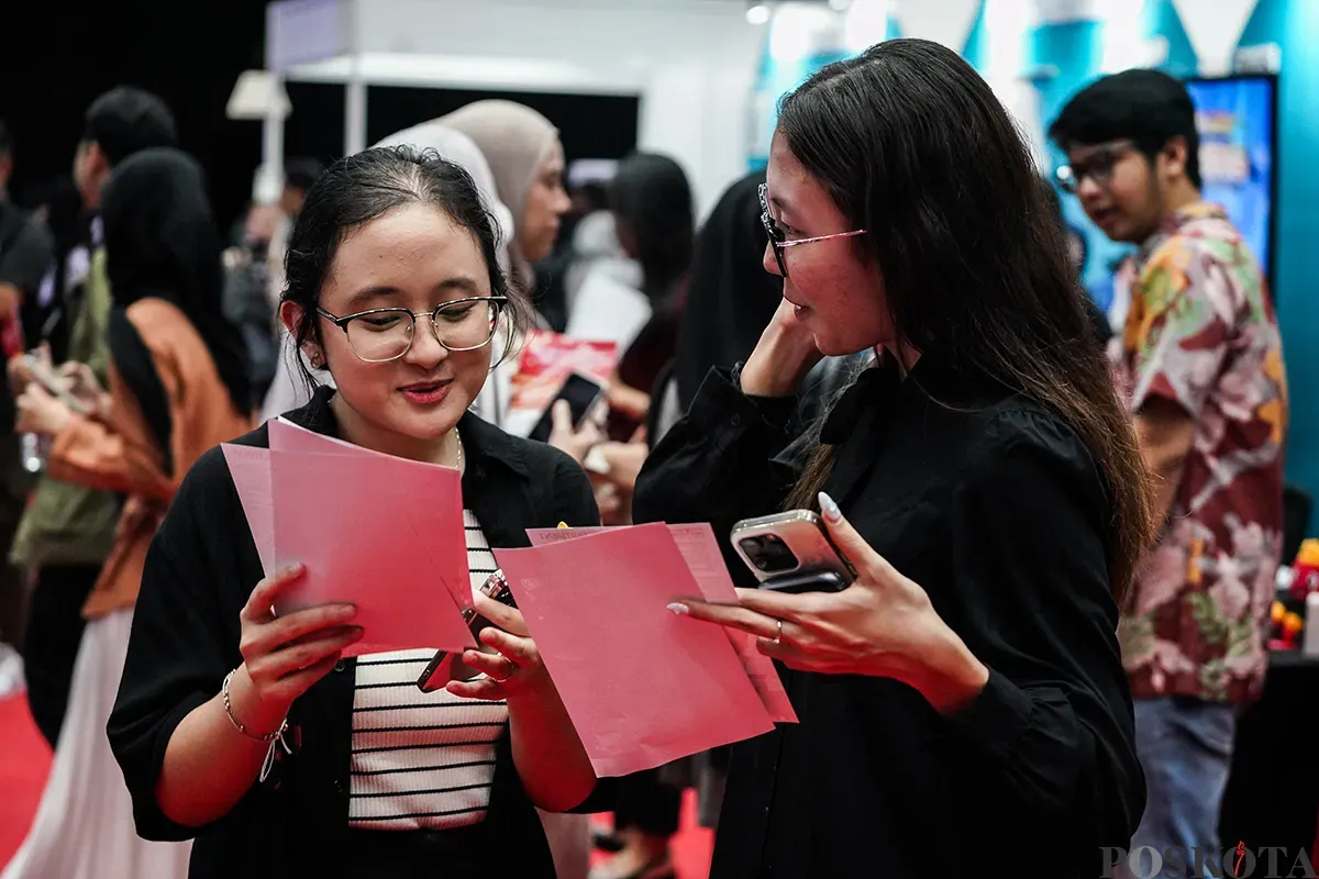 Sejumlah calon pelamar kerja menghadiri pembukaan Job Fair Jakarta Goes to Campus di Universitas Trisakti, Jakarta, Selasa, 15 Februari 2025. (Sumber: Poskota/Bilal Nugraha Ginanjar)