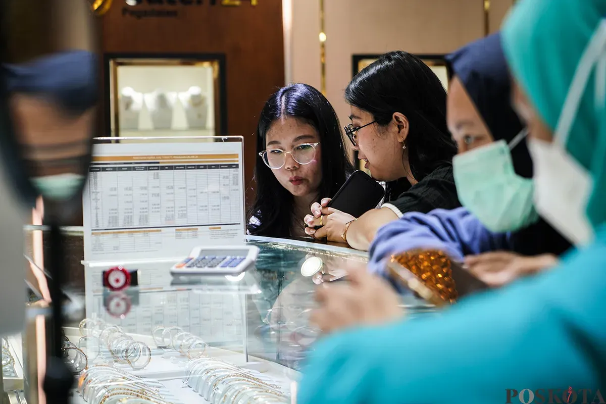 Warga membeli emas kepingan di salah satu gerai jual beli perhiasan logam mulia di Jalan Salemba, Senen, Jakarta, Selasa, 15 April 2025. (Sumber: Poskota/Bilal Nugraha Ginanjar)