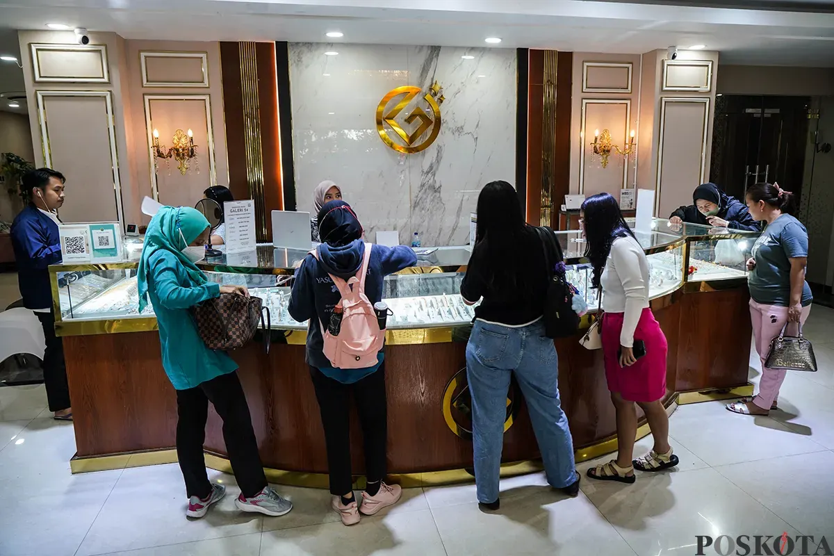 Warga membeli emas kepingan di salah satu gerai jual beli perhiasan logam mulia di Jalan Salemba, Senen, Jakarta, Selasa, 15 April 2025. (Sumber: Poskota/Bilal Nugraha Ginanjar)