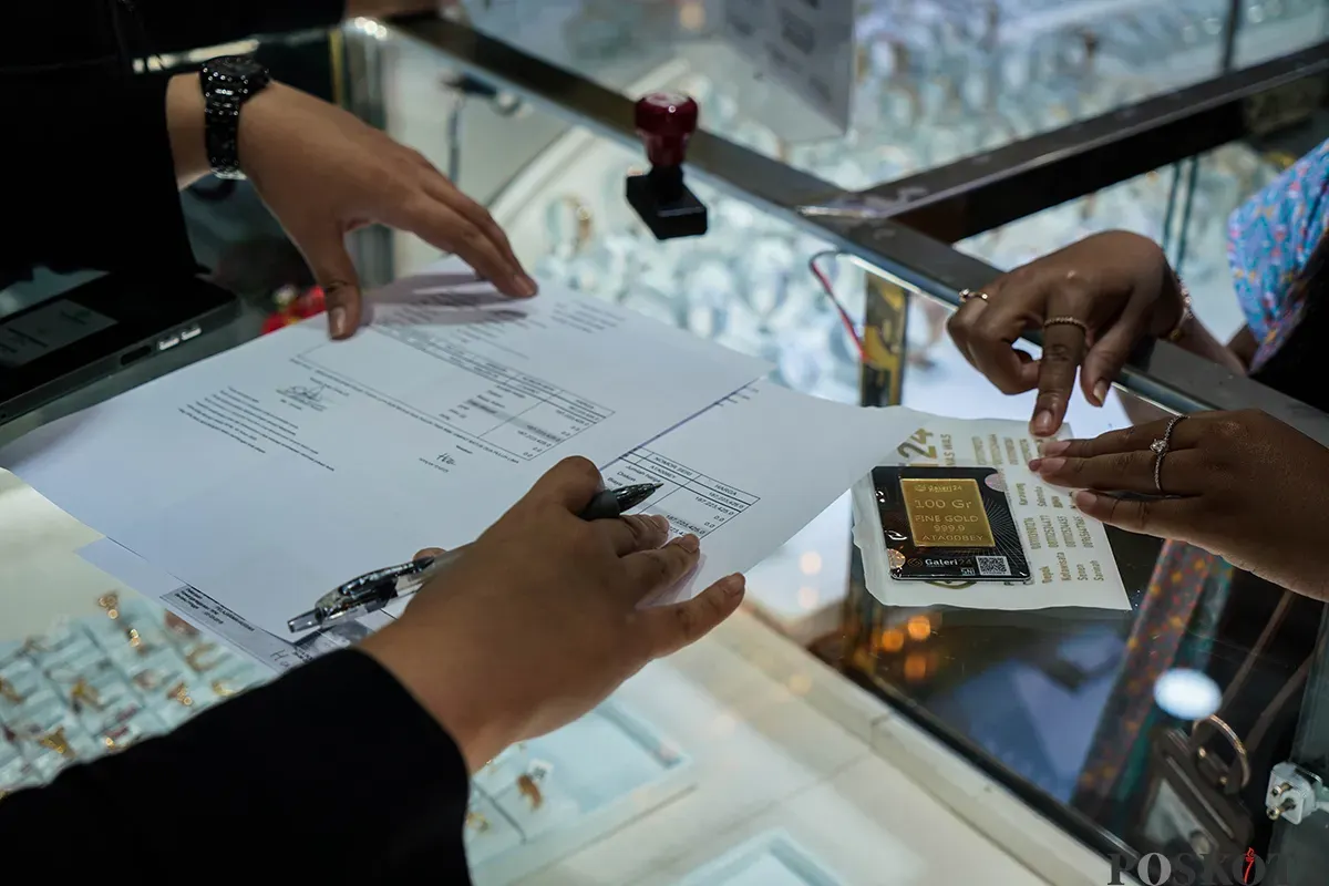 Warga membeli emas kepingan di salah satu gerai jual beli perhiasan logam mulia di Jalan Salemba, Senen, Jakarta, Selasa, 15 April 2025. (Sumber: Poskota/Bilal Nugraha Ginanjar)