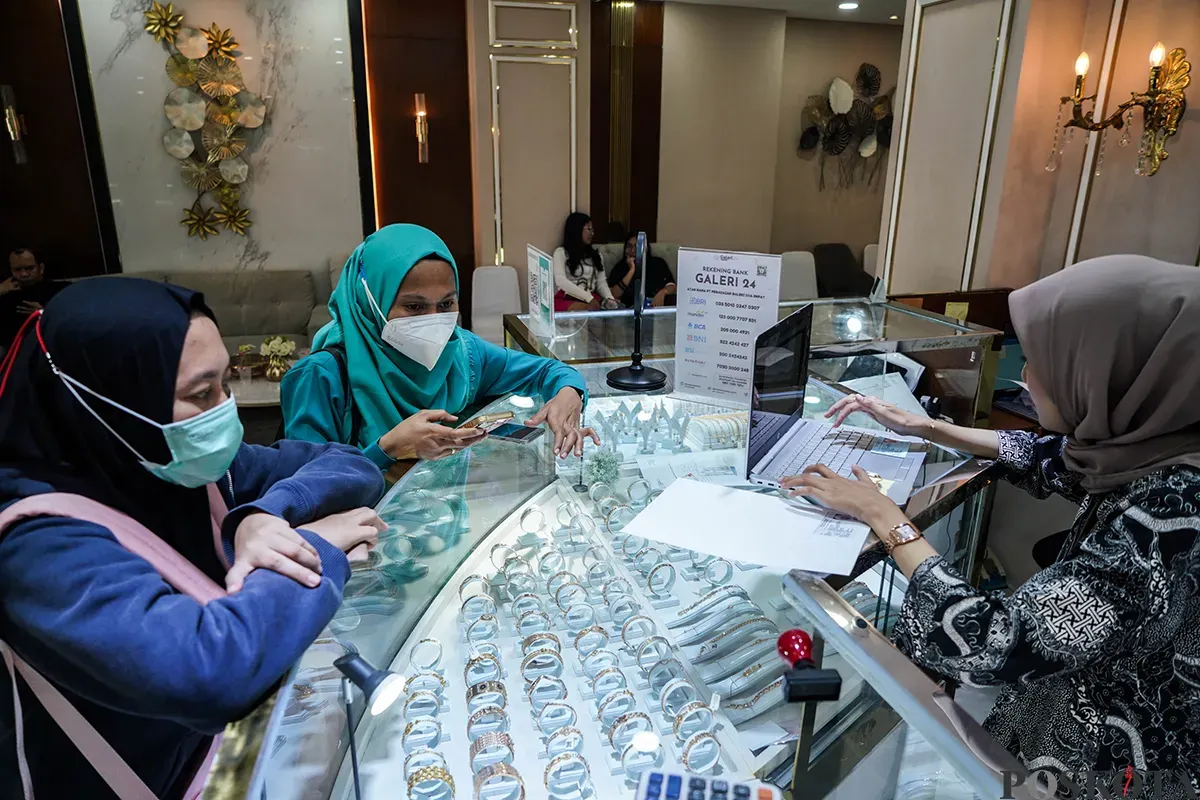 Warga membeli emas kepingan di salah satu gerai jual beli perhiasan logam mulia di Jalan Salemba, Senen, Jakarta, Selasa, 15 April 2025. (Sumber: Poskota/Bilal Nugraha Ginanjar)