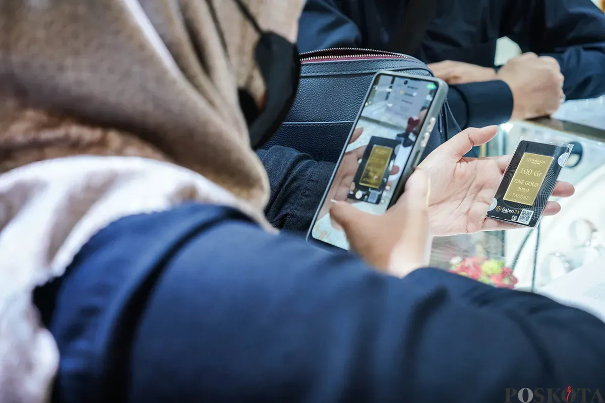 Warga membeli emas kepingan di salah satu gerai jual beli perhiasan logam mulia di Jalan Salemba, Senen, Jakarta, Selasa, 15 April 2025. (Sumber: Poskota/Bilal Nugraha Ginanjar)