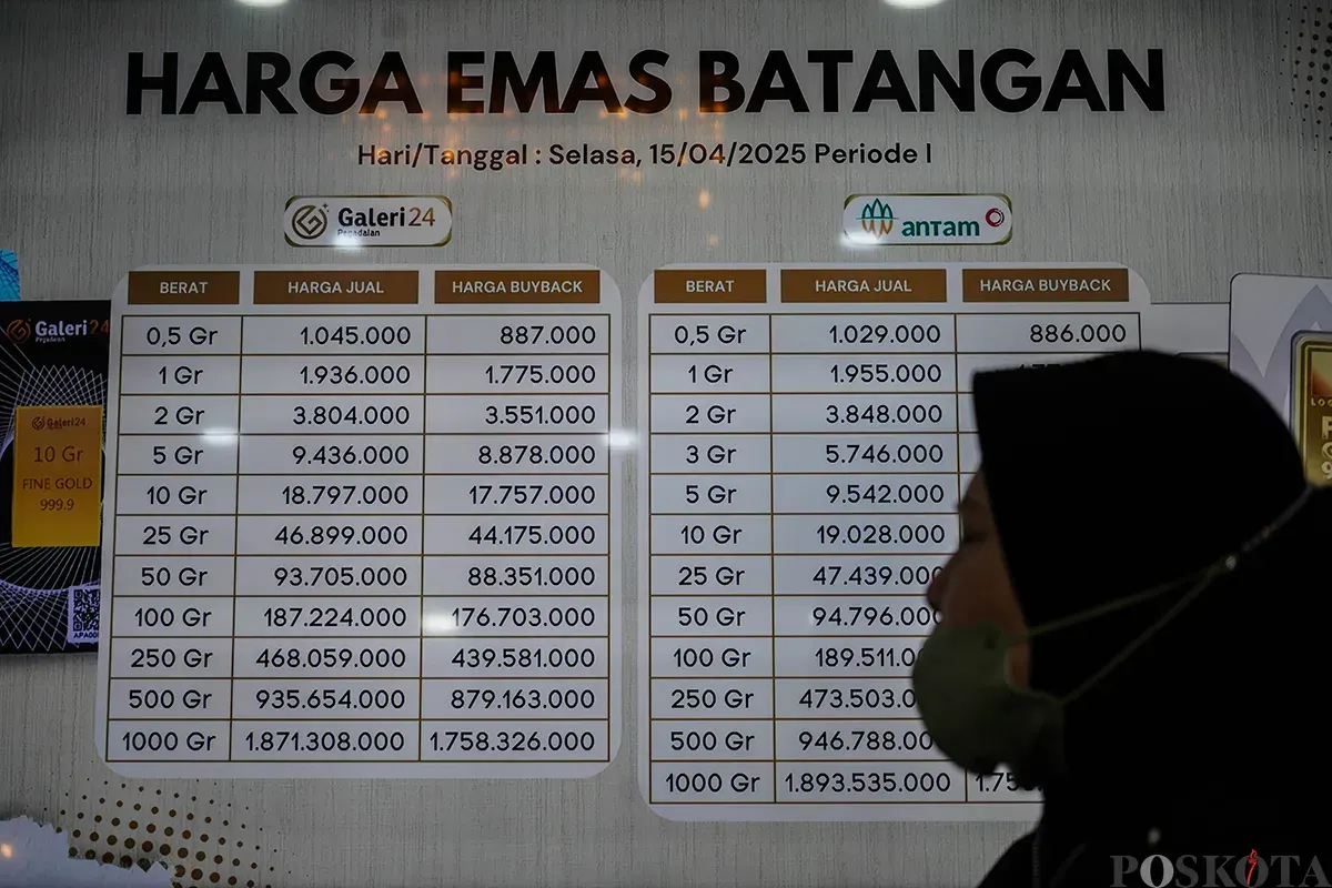 Warga membeli emas kepingan di salah satu gerai jual beli perhiasan logam mulia di Jalan Salemba, Senen, Jakarta, Selasa, 15 April 2025. (Sumber: Poskota/Bilal Nugraha Ginanjar)