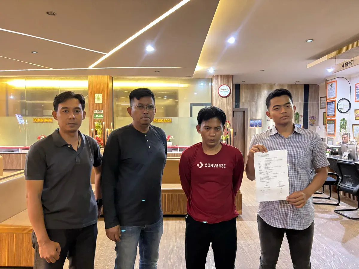 Petugas Polsek Ciputat Timur mengamankan seorang guru hadroh (kaos lengan panjang merah). (Sumber: Dok. Polsek Ciputat Timur)