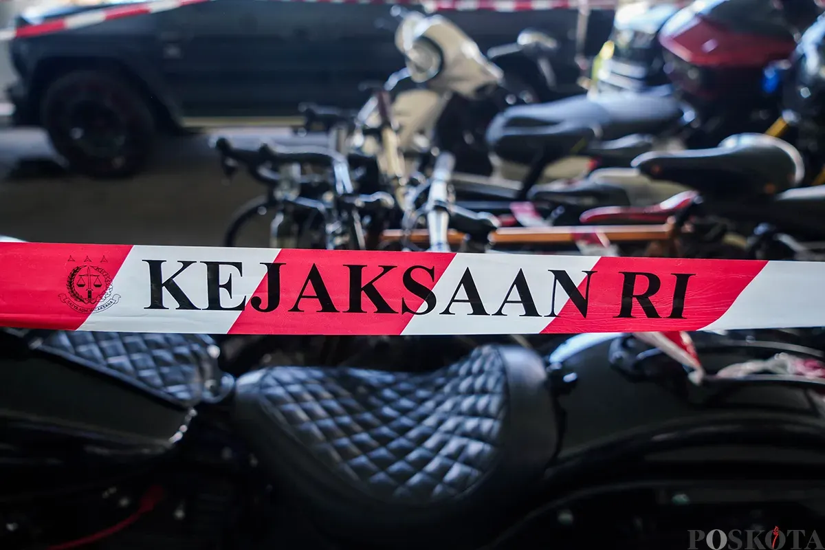 Deretan kendaraan mewah yang disita terkait kasus dugaan suap di PN Jakpus di Gedung Kejaksaan Agung, Jakarta, Senin, 14 April 2025. (Sumber: Poskota/Bilal Nugraha Ginanjar)
