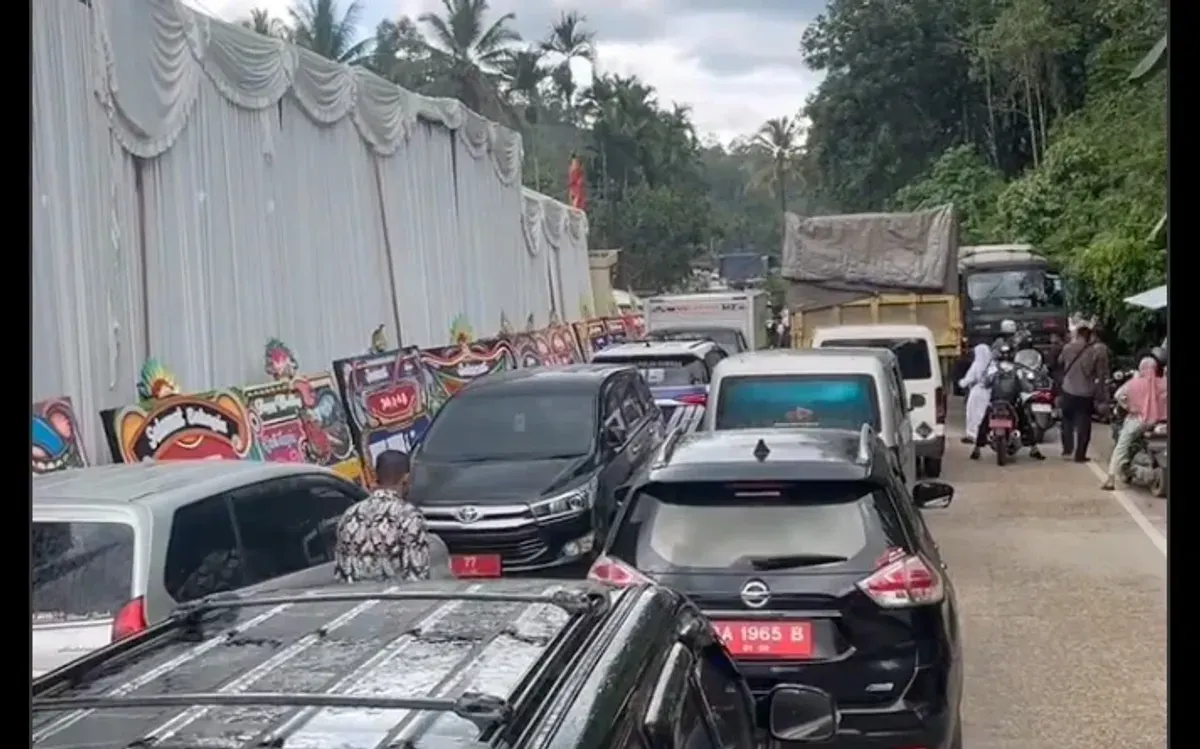 Viral pesta pernikahan anak gubernur Sumbar bikin jalan lintas Sumatera macet. (Sumber: Tangkapan layar)