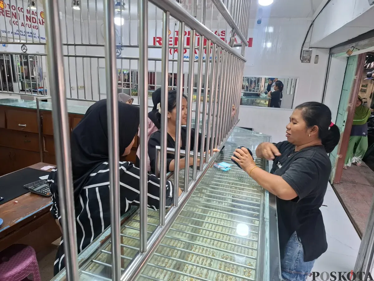 Seorang ibu rumah tangga membeli perhiasan cincin emas di Toko Emas Reni Indah (Ko Ayung) Pasar Reni Jaya Lama, Kelurahan Pondok Petir, Kecamatan Bojongsari, Kota Depok, Selasa, 15 April 2025. (Sumber: Poskota/Angga Pahlevi)