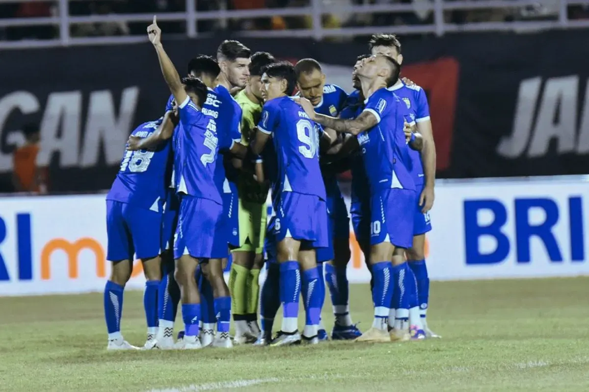 Persib Bandung dilanda badai cedera sejak awal musim 2024-25 bergulir, Bojan Hodak jelaskan faktor penyebabnya. (Sumber: X/@persib)