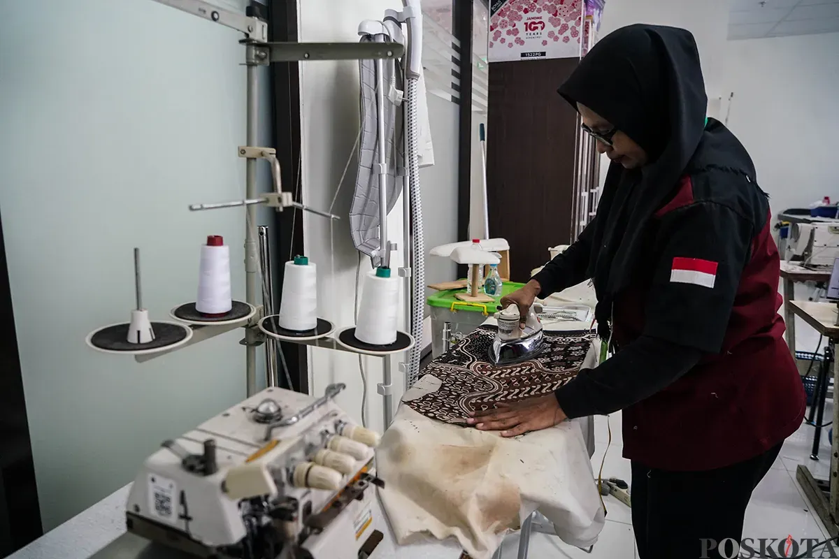 Peserta mengikuti pelatihan tata busana di Gedung Pusat Pelatihan Kerja Daerah (PPKD), Jakarta, Senin, 14 April 2025. (Sumber: Poskota/Bilal Nugraha Ginanjar)