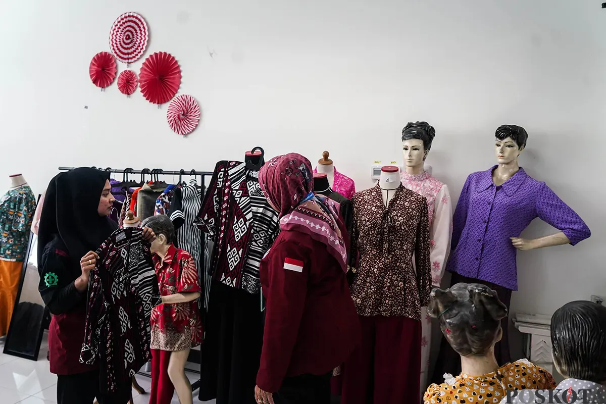 Peserta mengikuti pelatihan tata busana di Gedung Pusat Pelatihan Kerja Daerah (PPKD), Jakarta, Senin, 14 April 2025. (Sumber: Poskota/Bilal Nugraha Ginanjar)
