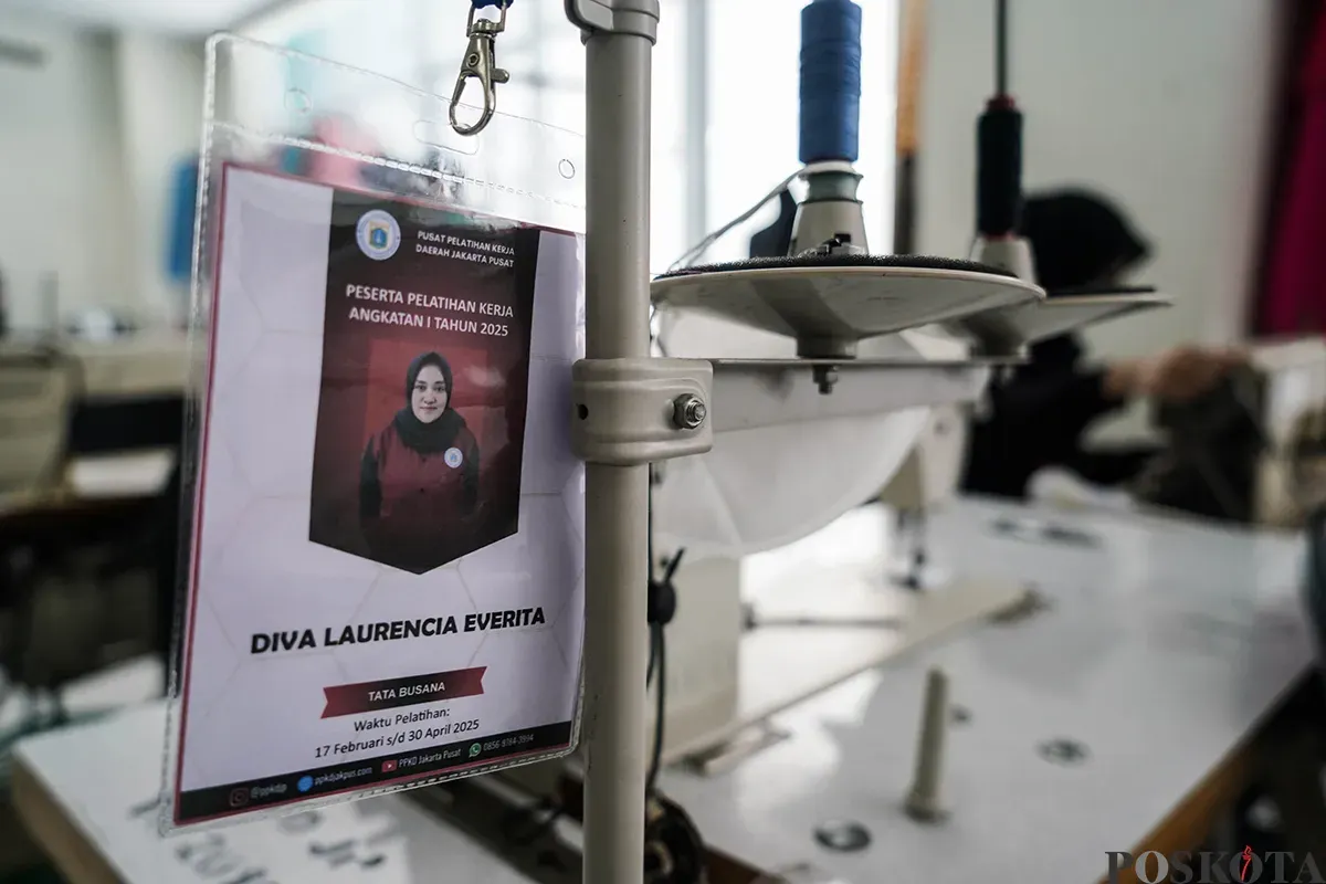 Peserta mengikuti pelatihan tata busana di Gedung Pusat Pelatihan Kerja Daerah (PPKD), Jakarta, Senin, 14 April 2025. (Sumber: Poskota/Bilal Nugraha Ginanjar)