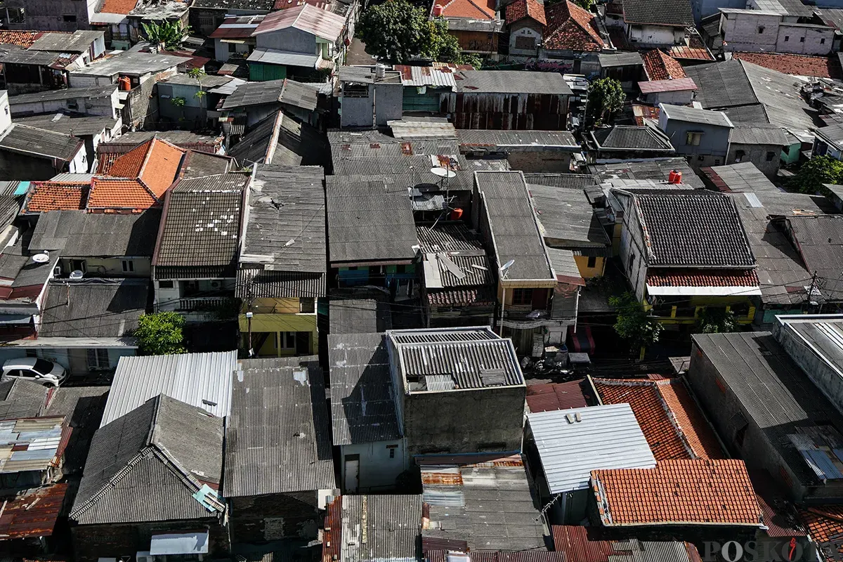 Foto udara memperlihatkan deretan permukiman penduduk dan gedung bertingkat di kawasan Tanah Abang, Jakarta, Selasa, 15 Februari 2025. (Sumber: Poskota/Bilal Nugraha Ginanjar)