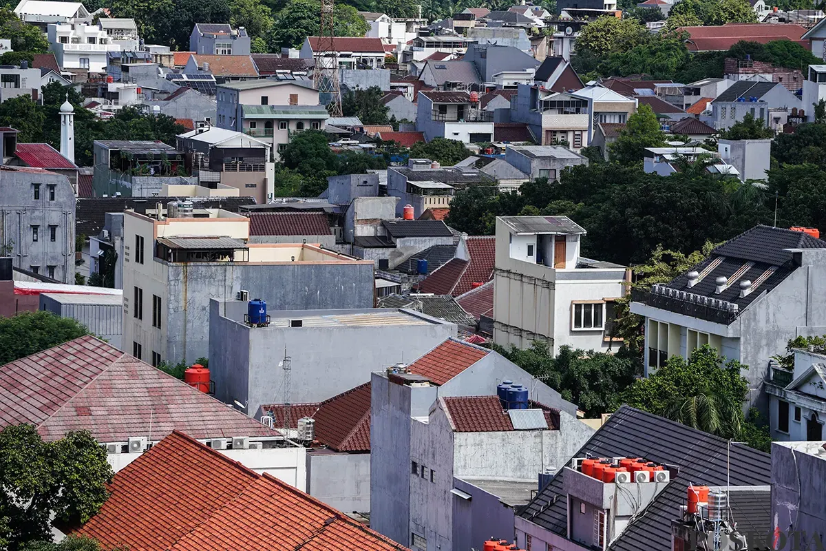 Foto udara memperlihatkan deretan permukiman penduduk dan gedung bertingkat di kawasan Tanah Abang, Jakarta, Selasa, 15 Februari 2025. (Sumber: Poskota/Bilal Nugraha Ginanjar)