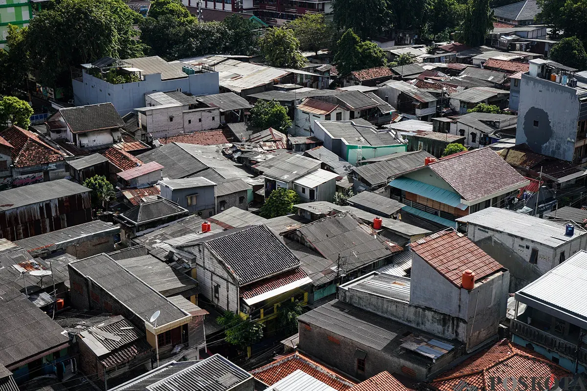 Foto udara memperlihatkan deretan permukiman penduduk dan gedung bertingkat di kawasan Tanah Abang, Jakarta, Selasa, 15 Februari 2025. (Sumber: Poskota/Bilal Nugraha Ginanjar)