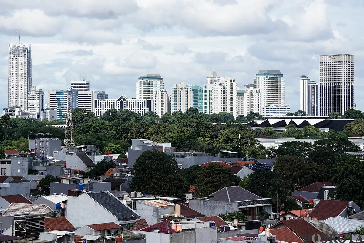 Foto udara memperlihatkan deretan permukiman penduduk dan gedung bertingkat di kawasan Tanah Abang, Jakarta, Selasa, 15 Februari 2025. (Sumber: Poskota/Bilal Nugraha Ginanjar)