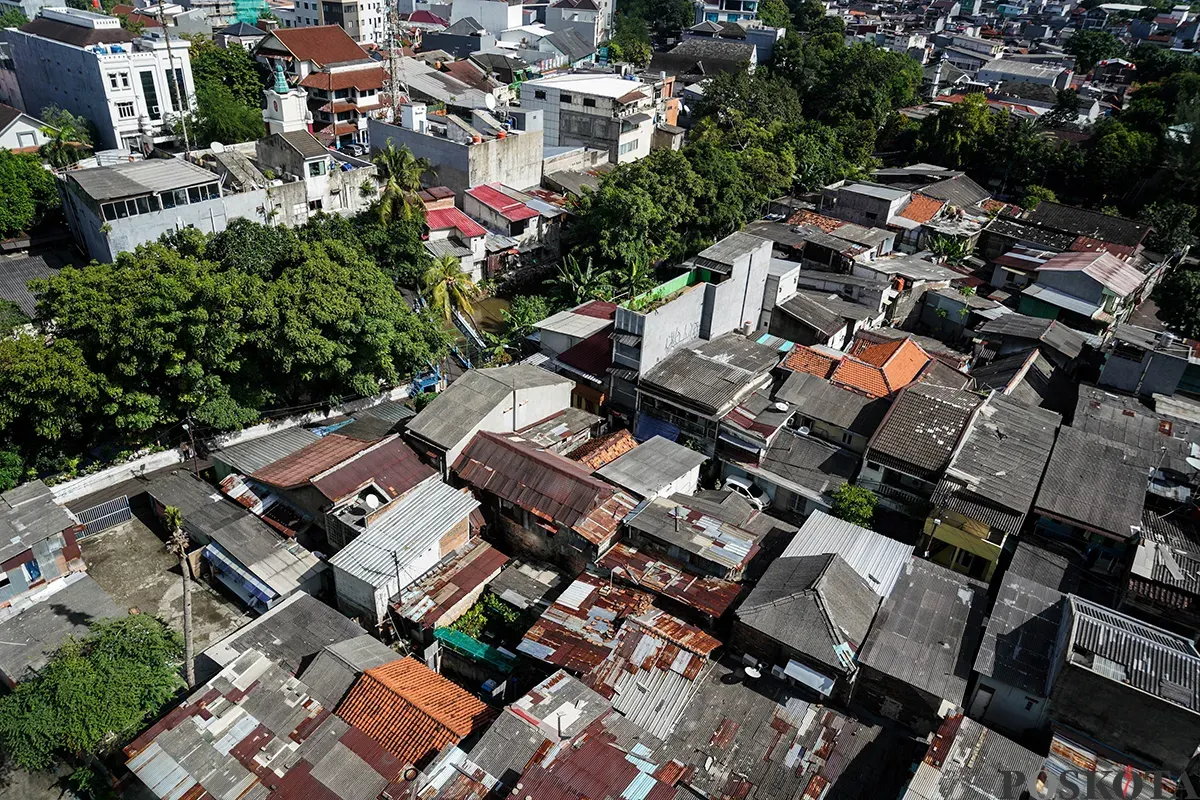 Foto udara memperlihatkan deretan permukiman penduduk dan gedung bertingkat di kawasan Tanah Abang, Jakarta, Selasa, 15 Februari 2025. (Sumber: Poskota/Bilal Nugraha Ginanjar)
