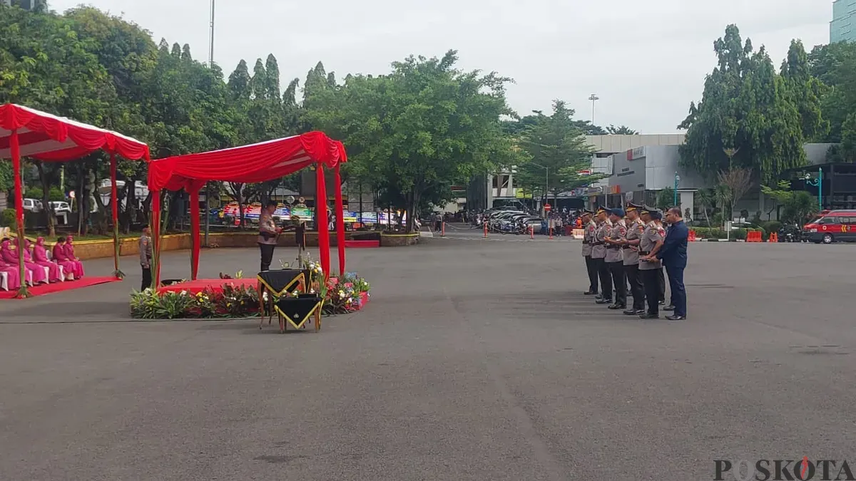 Upacara sertijab enam pejabat utama Polda Metro Jaya di Lapangan Presisi Ditlantas, Selasa, 15 April 2025. (Sumber: Poskota/Ali Mansur)