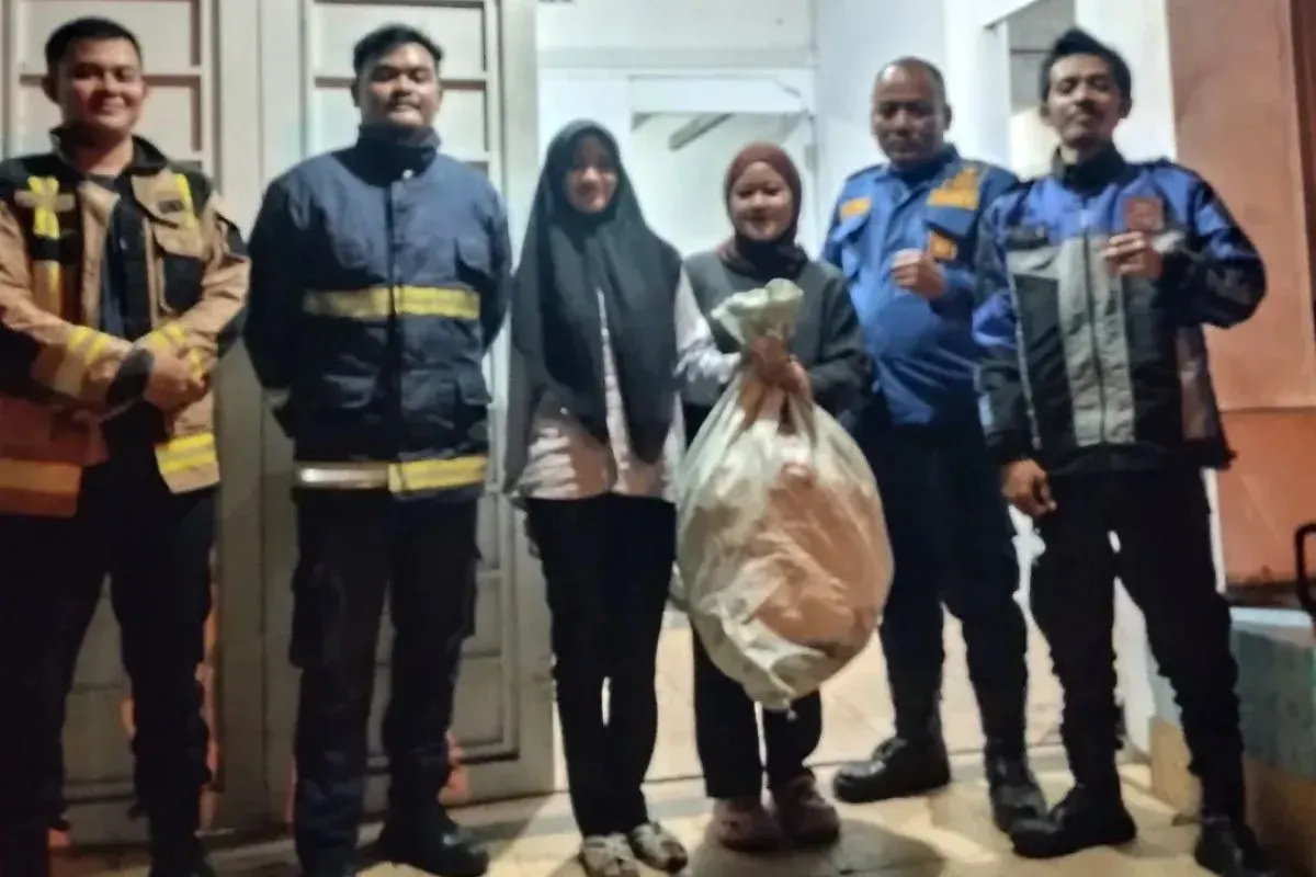 Damkar Garut berhasil mengevakuasi 3 sarang tawon di pemukiman warga hanya dalam satu malam, Rabu, 16 April 2025. (Sumber: Instagram/damkargarut113)