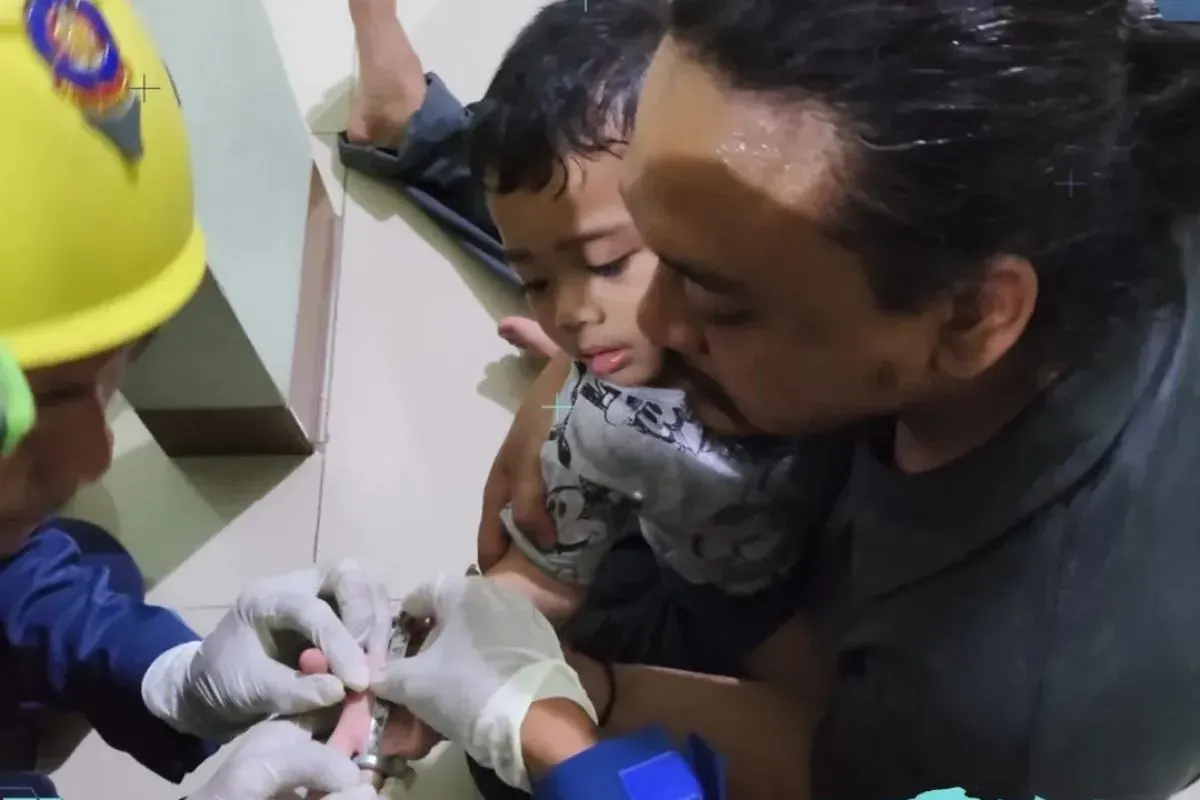 Proses evakuasi Damkar Depok terhadap cincin yang tersangkut pada jari balita di Depok. (Sumber: Instagram/damkardepok)