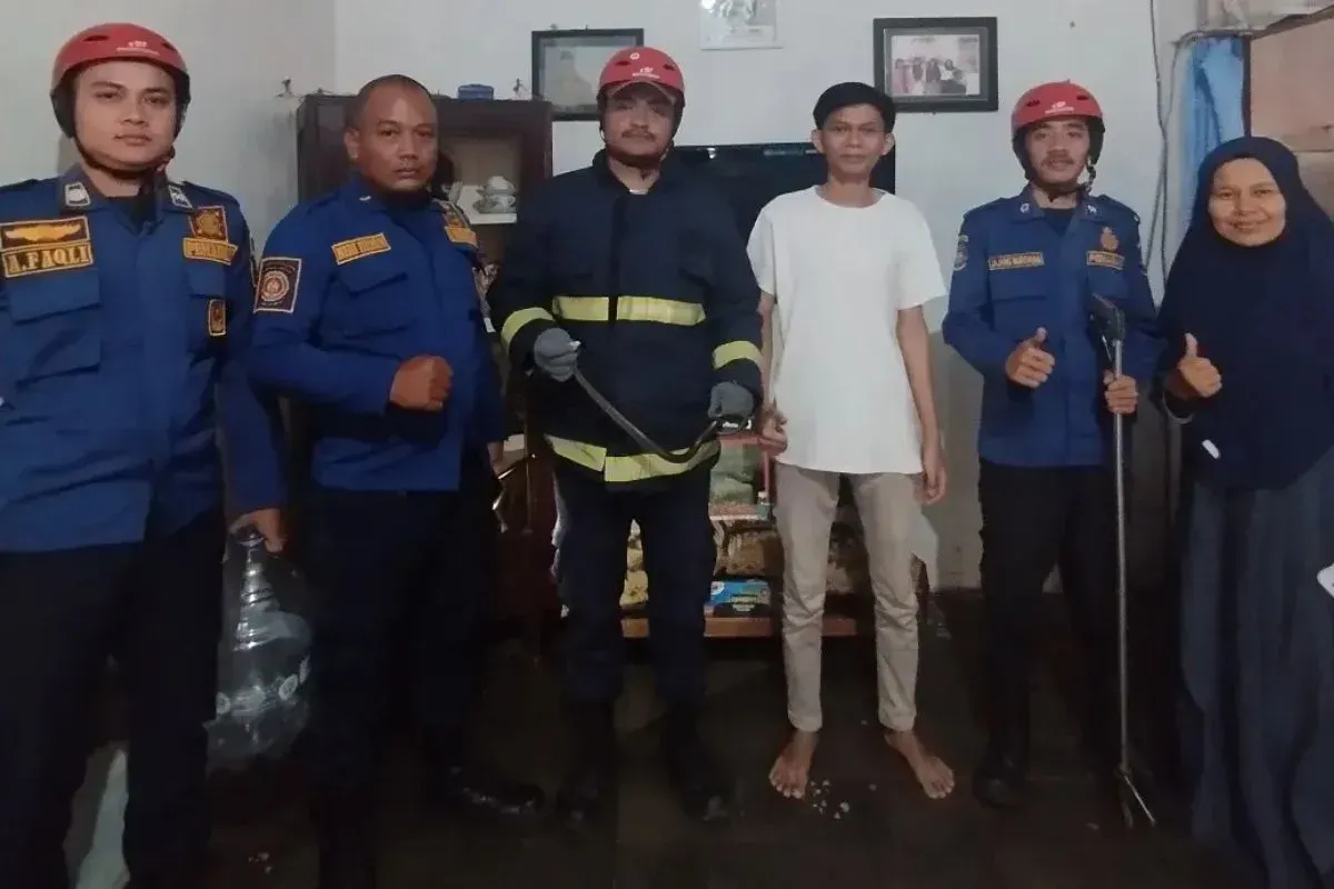 Damkar Garut berhasil mengevakuasi ular yang berkeliaran di rumah warga. (Sumber: Instagram/damkargarut113)