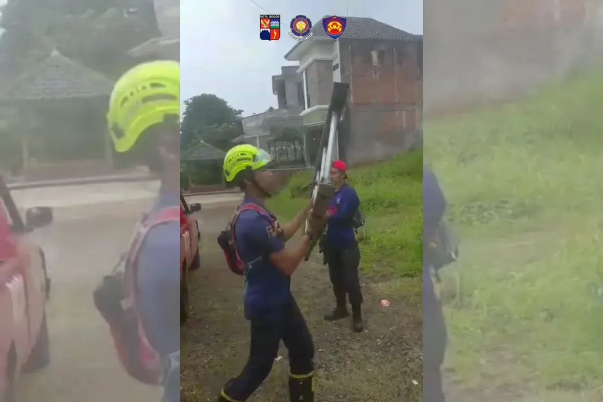 Petugas Damkar Kota Bogor melakukan evakuasi terhadap burung lepas setelah mendapatkan laporan dari warga, Rabu 16 April 2025. (Sumber: Instagram/damkarkotabogor_official)
