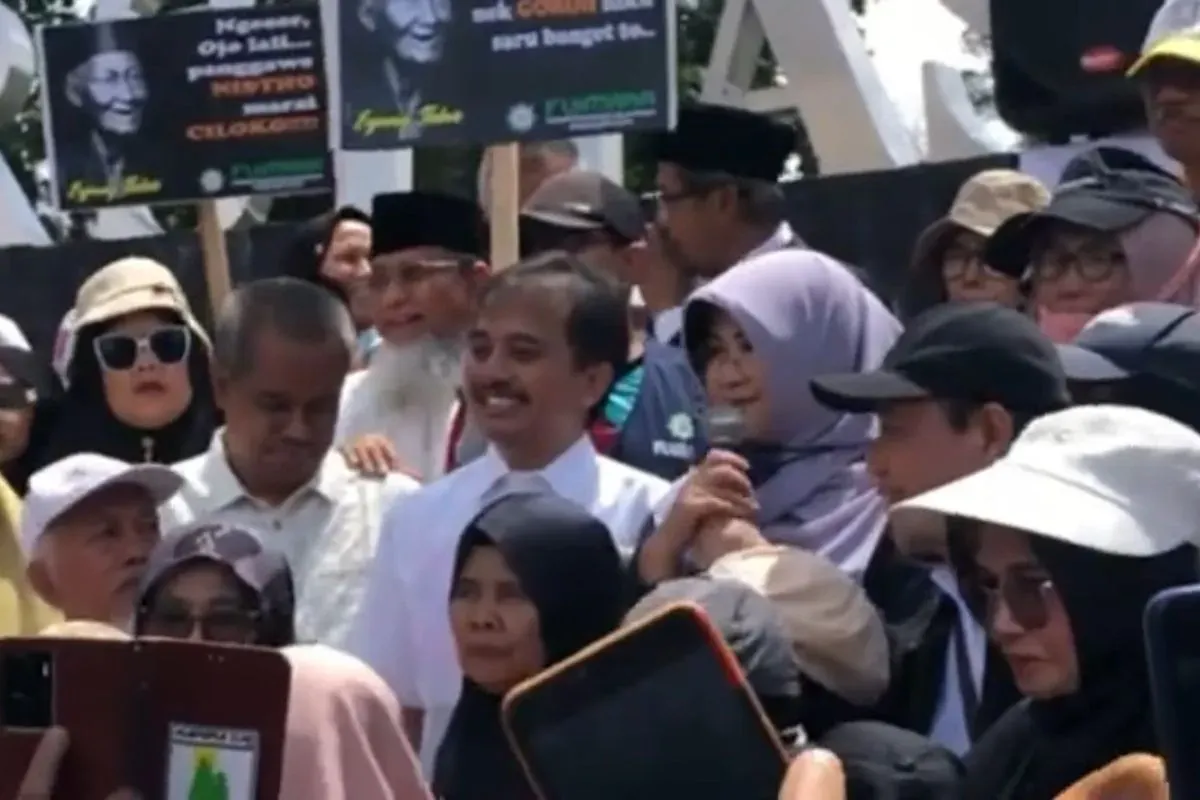 Dokter Tifa melakukan orasi untuk menuntut keabsahan ijazah Jokowi. (Sumber: YouTube/DRTF Channel)
