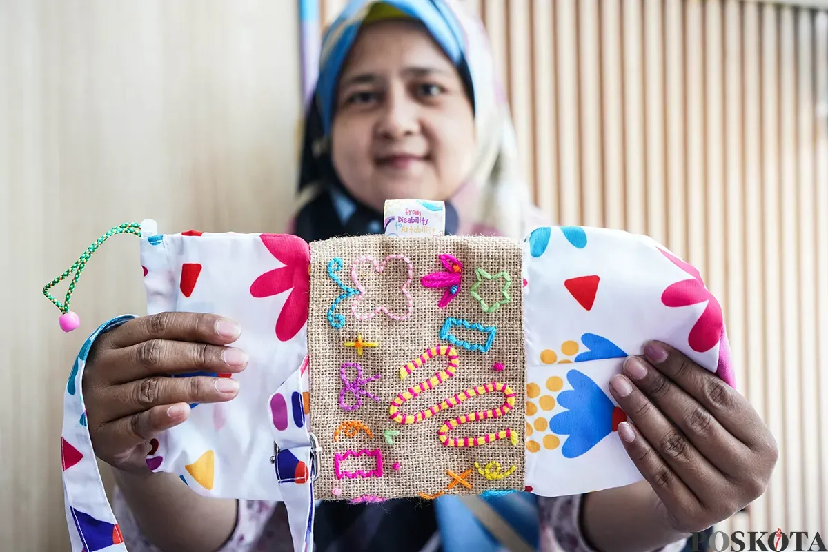 Para perajin sekaligus penyandang disabilitas, menyelesaikan produksi eneka kerajinan tangan di Yayasan Kreasi Pulas Katumbiri, Bandung, Jawa Barat, Rabu 16 April 2025. (Sumber: Poskota/Bilal Nugraha Ginanjar)