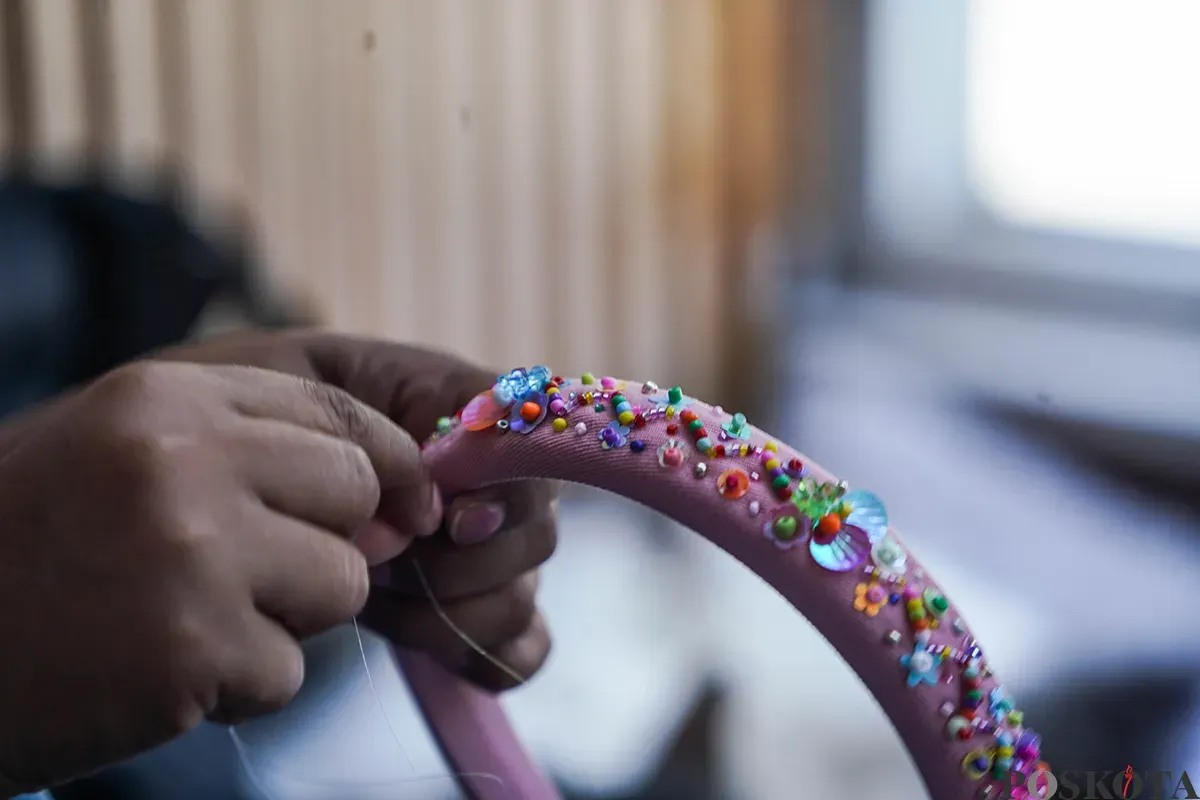 Para perajin sekaligus penyandang disabilitas, menyelesaikan produksi eneka kerajinan tangan di Yayasan Kreasi Pulas Katumbiri, Bandung, Jawa Barat, Rabu 16 April 2025. (Sumber: Poskota/Bilal Nugraha Ginanjar)