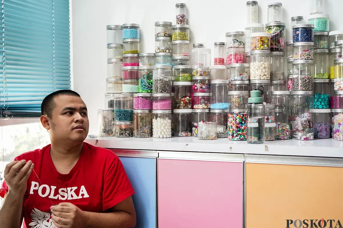 Para perajin sekaligus penyandang disabilitas, menyelesaikan produksi eneka kerajinan tangan di Yayasan Kreasi Pulas Katumbiri, Bandung, Jawa Barat, Rabu 16 April 2025. (Sumber: Poskota/Bilal Nugraha Ginanjar)