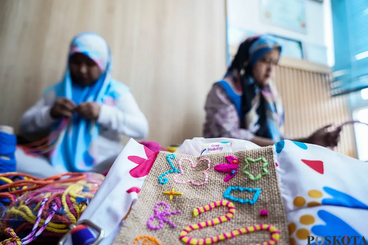 Para perajin sekaligus penyandang disabilitas, menyelesaikan produksi eneka kerajinan tangan di Yayasan Kreasi Pulas Katumbiri, Bandung, Jawa Barat, Rabu 16 April 2025. (Sumber: Poskota/Bilal Nugraha Ginanjar)
