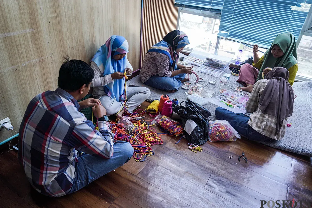Para perajin sekaligus penyandang disabilitas, menyelesaikan produksi eneka kerajinan tangan di Yayasan Kreasi Pulas Katumbiri, Bandung, Jawa Barat, Rabu 16 April 2025. (Sumber: Poskota/Bilal Nugraha Ginanjar)