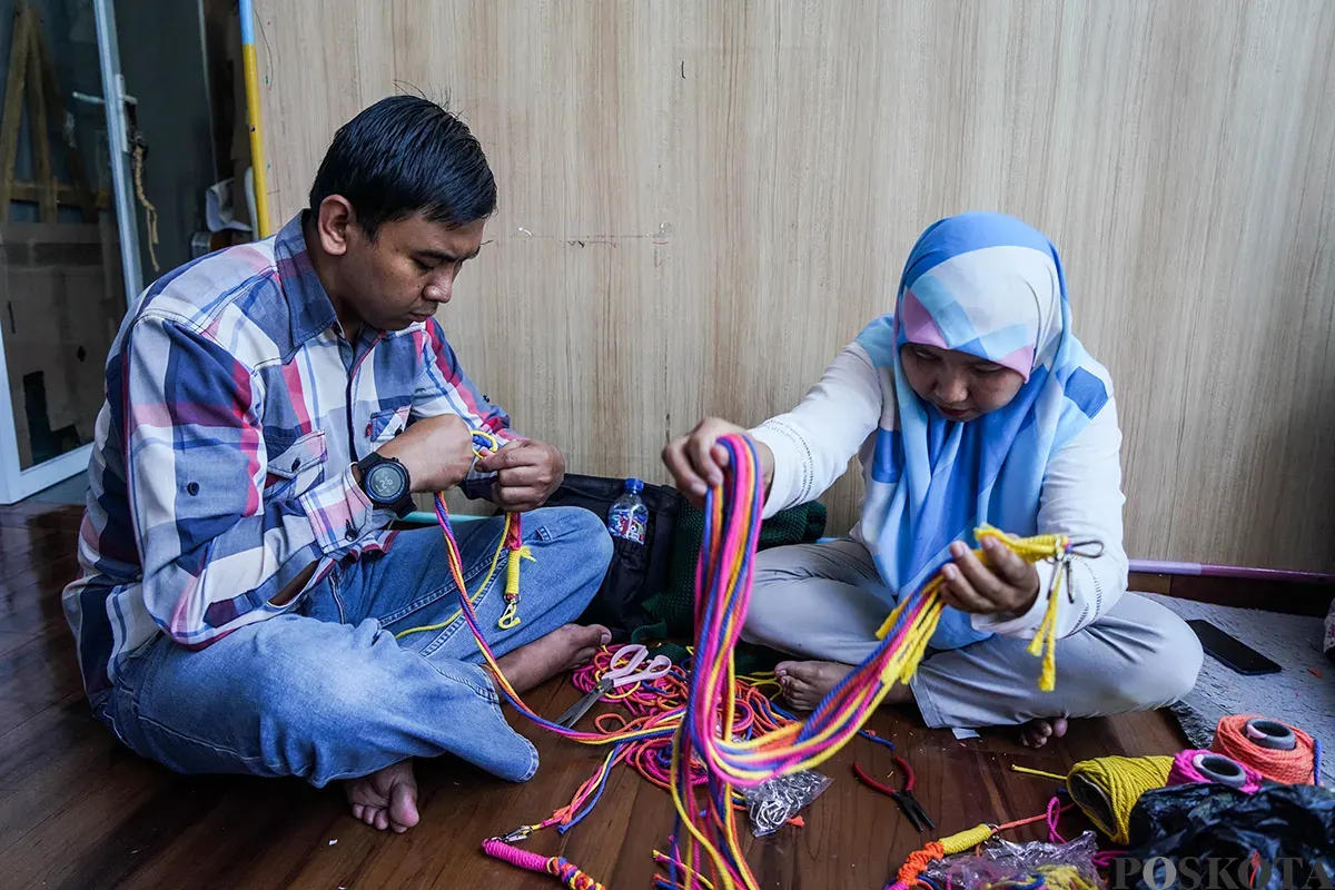 Para perajin sekaligus penyandang disabilitas, menyelesaikan produksi eneka kerajinan tangan di Yayasan Kreasi Pulas Katumbiri, Bandung, Jawa Barat, Rabu 16 April 2025. (Sumber: Poskota/Bilal Nugraha Ginanjar)