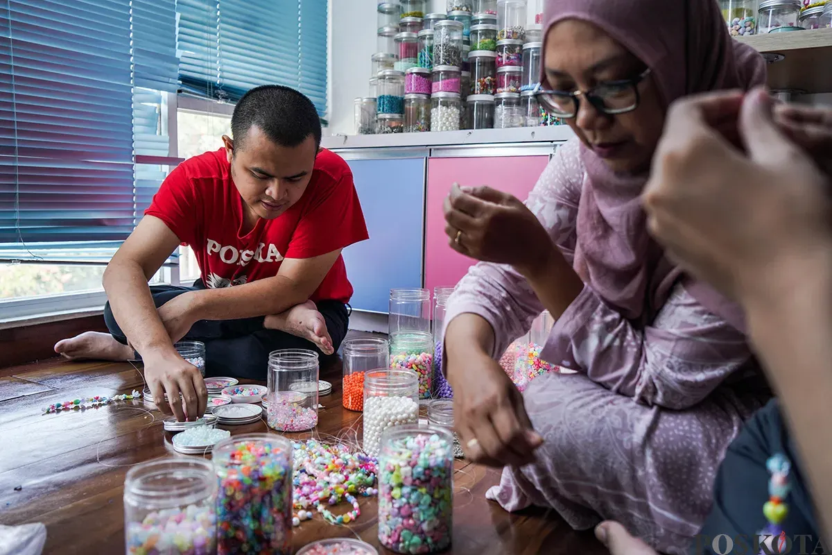 Para perajin sekaligus penyandang disabilitas, menyelesaikan produksi eneka kerajinan tangan di Yayasan Kreasi Pulas Katumbiri, Bandung, Jawa Barat, Rabu 16 April 2025. (Sumber: Poskota/Bilal Nugraha Ginanjar)
