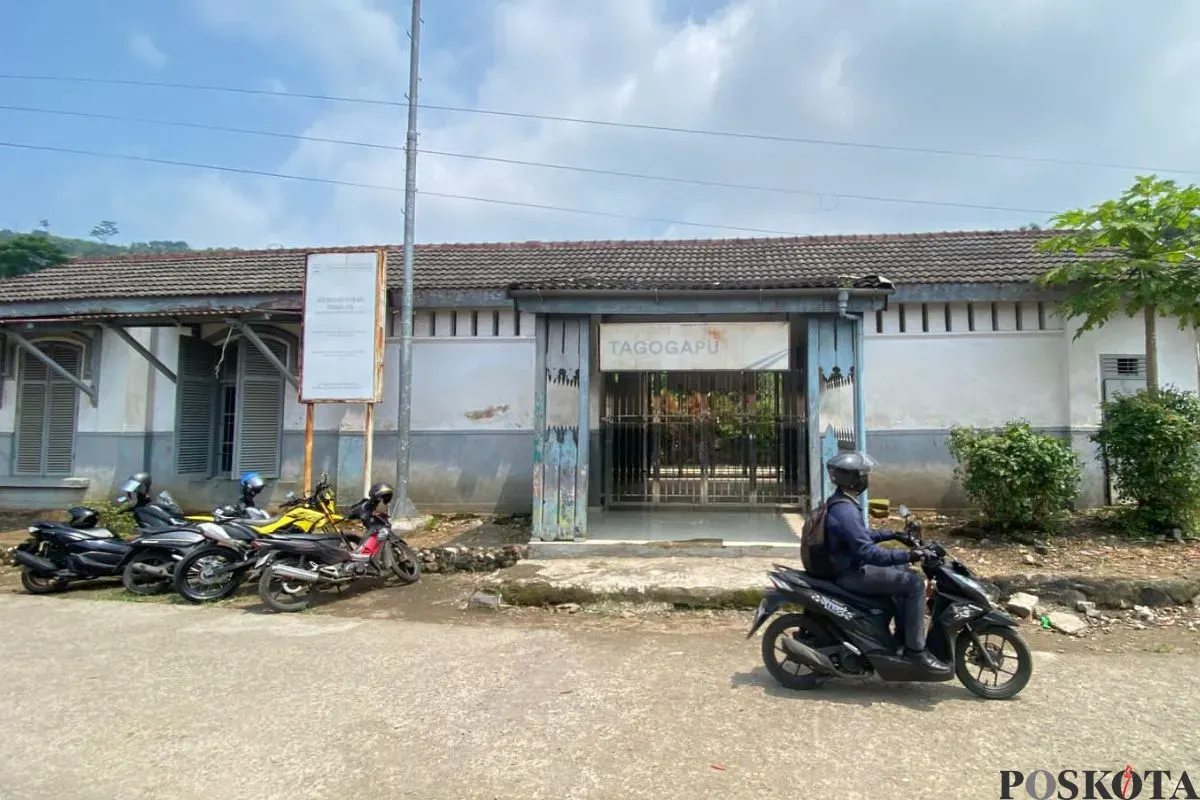 Suasana Stasiun Tagogapu di Kabupaten Bandung Barat, Rabu, 15 April 2025. (Sumber: Poskota/Gatot Poedji Utomo)
