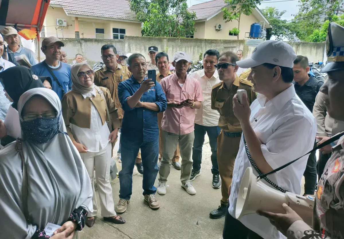 Wakil Gubernur Banten, A Dimyati Natakusumah saat meninjau kegiatan pemutihan pajak kendaraan di Samsat Rangkasbitung, Lebak. (Sumber: Poskota/Samsul Fatoni)