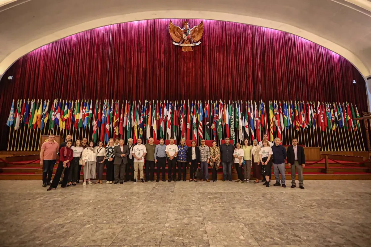 Delegasi internasional saat berkunjung ke Museum Konferensi Asia Afrika, Kamis, 17 April 2025. (Sumber: Dok. Diskominfo Kota Bandung)