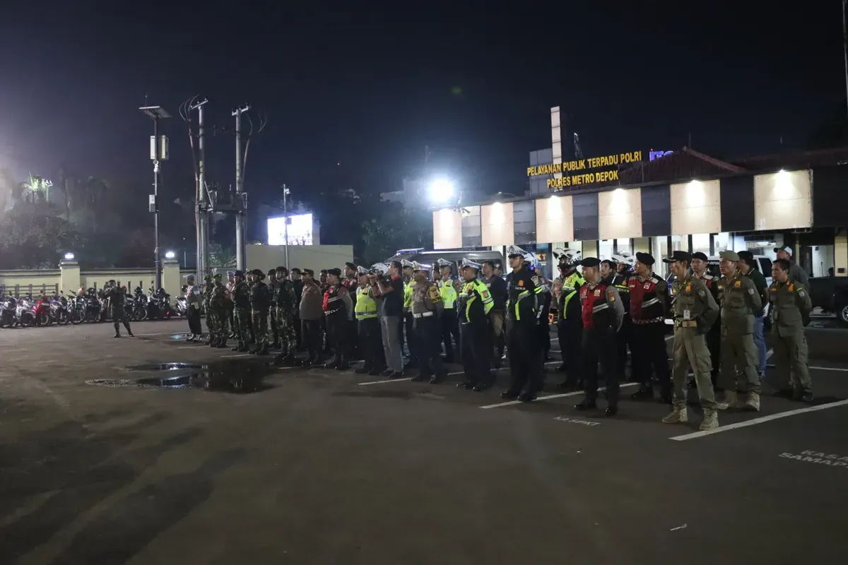 Personel Polres Metro Depok bersiap berpatroli untuk pencegahan model begal baru di Kota Depok. (Sumber: Dok. Humas Polres Metro Depok)