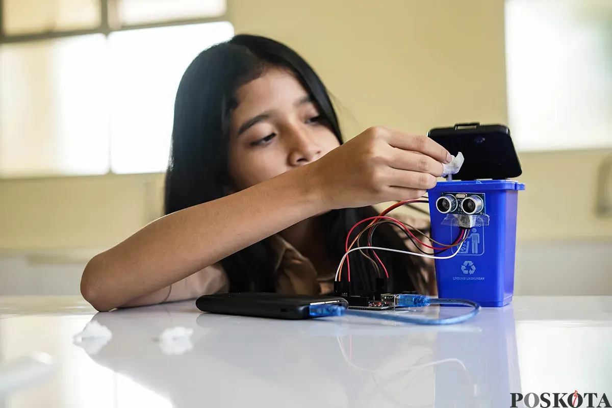 Sejumlah siswa kelas 9 didampingi guru pebimbing menyelesaikan praktek inovasi teknologi berbasis gelombang radio di ruang uji praktek di SMP Santo Yusup, Bandung, Jawa Barat, Kamis, 17 April 2025. (Sumber: Poskota/Bilal Nugraha Ginanjar)