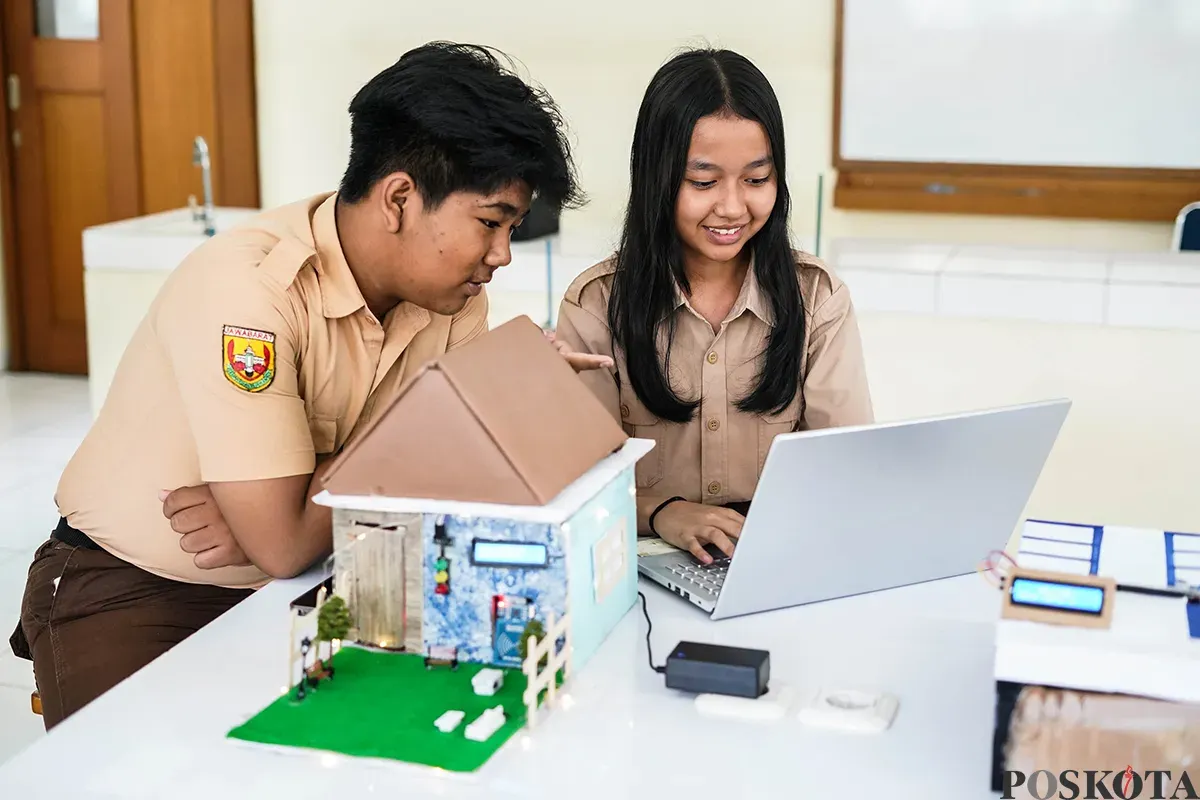 Sejumlah siswa kelas 9 didampingi guru pebimbing menyelesaikan praktek inovasi teknologi berbasis gelombang radio di ruang uji praktek di SMP Santo Yusup, Bandung, Jawa Barat, Kamis, 17 April 2025. (Sumber: Poskota/Bilal Nugraha Ginanjar)
