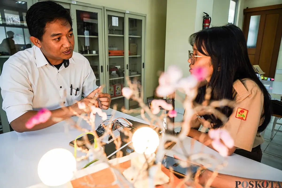 Sejumlah siswa kelas 9 didampingi guru pebimbing menyelesaikan praktek inovasi teknologi berbasis gelombang radio di ruang uji praktek di SMP Santo Yusup, Bandung, Jawa Barat, Kamis, 17 April 2025. (Sumber: Poskota/Bilal Nugraha Ginanjar)