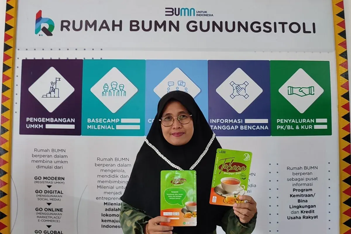 Salah seorang pelaku UMKM yang menerima program Go Modern dari PT Telkom Indonesia. (Sumber: Dok. Telkom Indonesia)