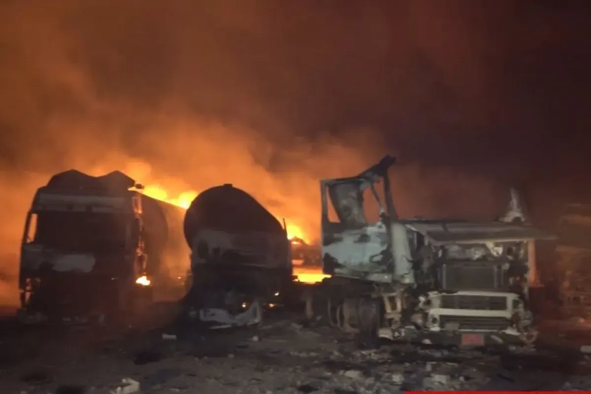 Kobaran api dan bangkai kendaraan yang berserakan usai serangan udara AS di pelabuhan minyak Ras Isa Yaman, Kamis 17 April 2025 waktu setempat. (Sumber: X/nowtypiing)