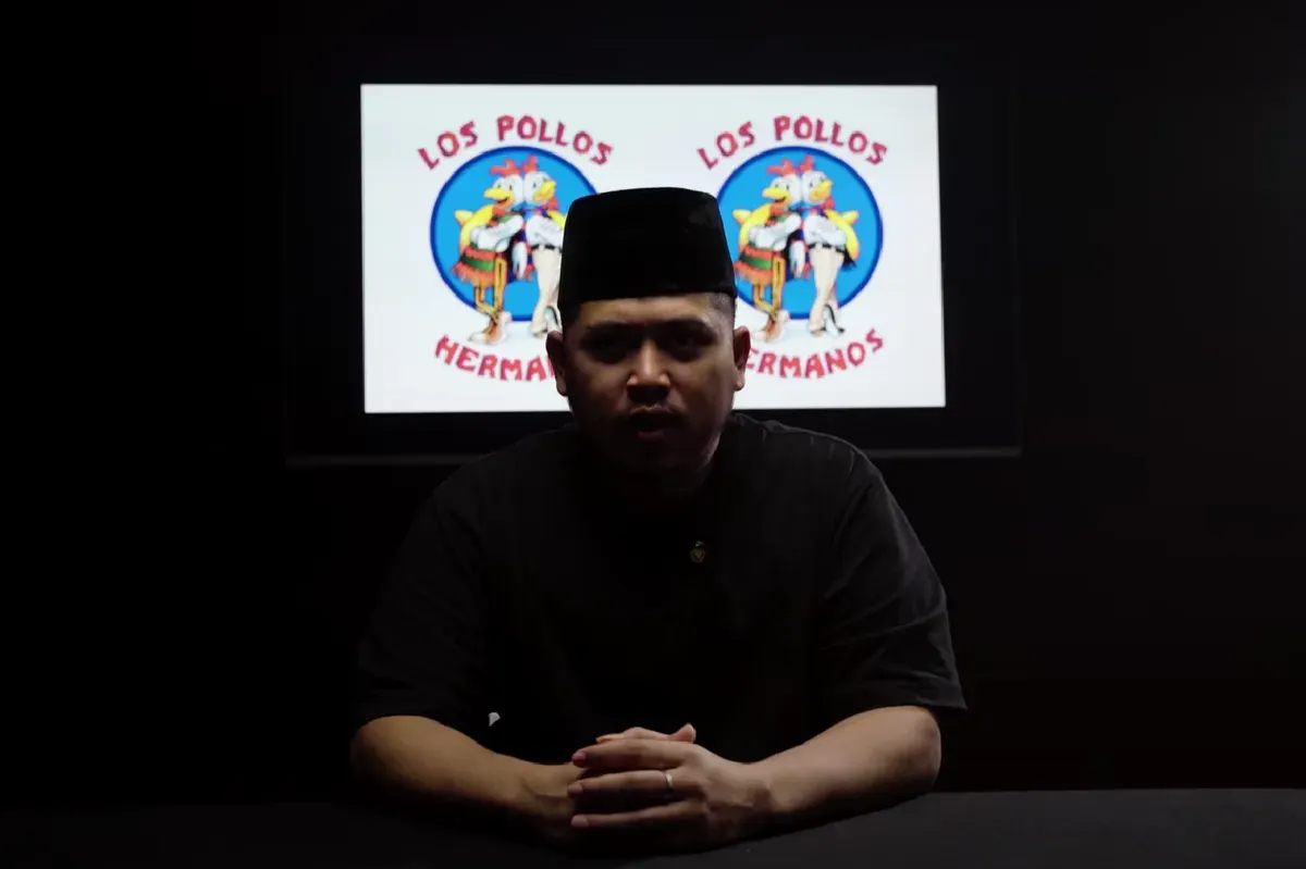 Tretan Muslim dalam video klarifikasinya membantah tuduhan King Abdi soal pemecatan dan klaim resep Bebek Carok. (Sumber: YouTube Tretan Muslim)