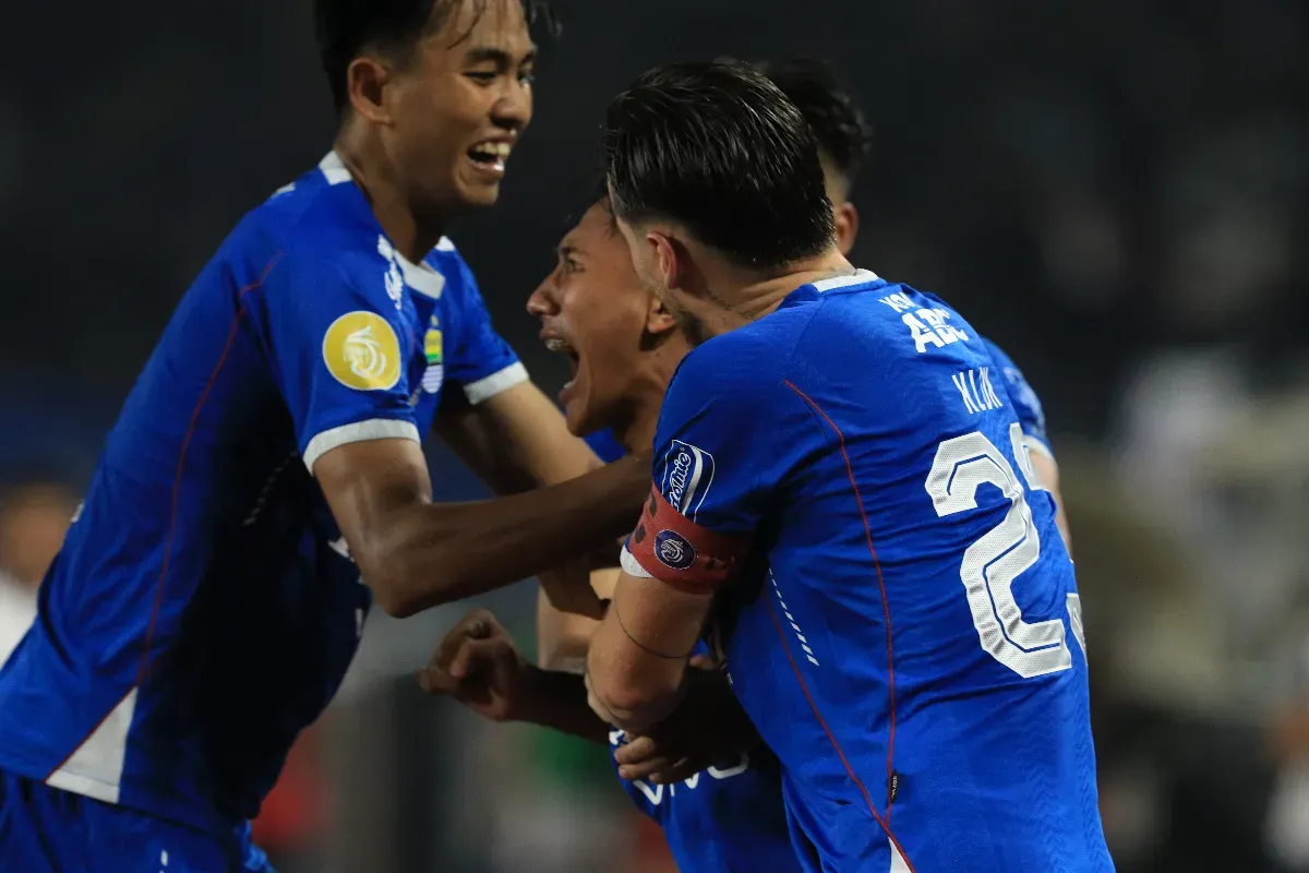 Pemain Persib Bandung Beckham Putra melakukan selebrasi atas golnya penyeimbangnya melawan Bali United di Stadion GBLA, Jumat, 18 April 2025. (Sumber: Poskota/Ade Mamad)