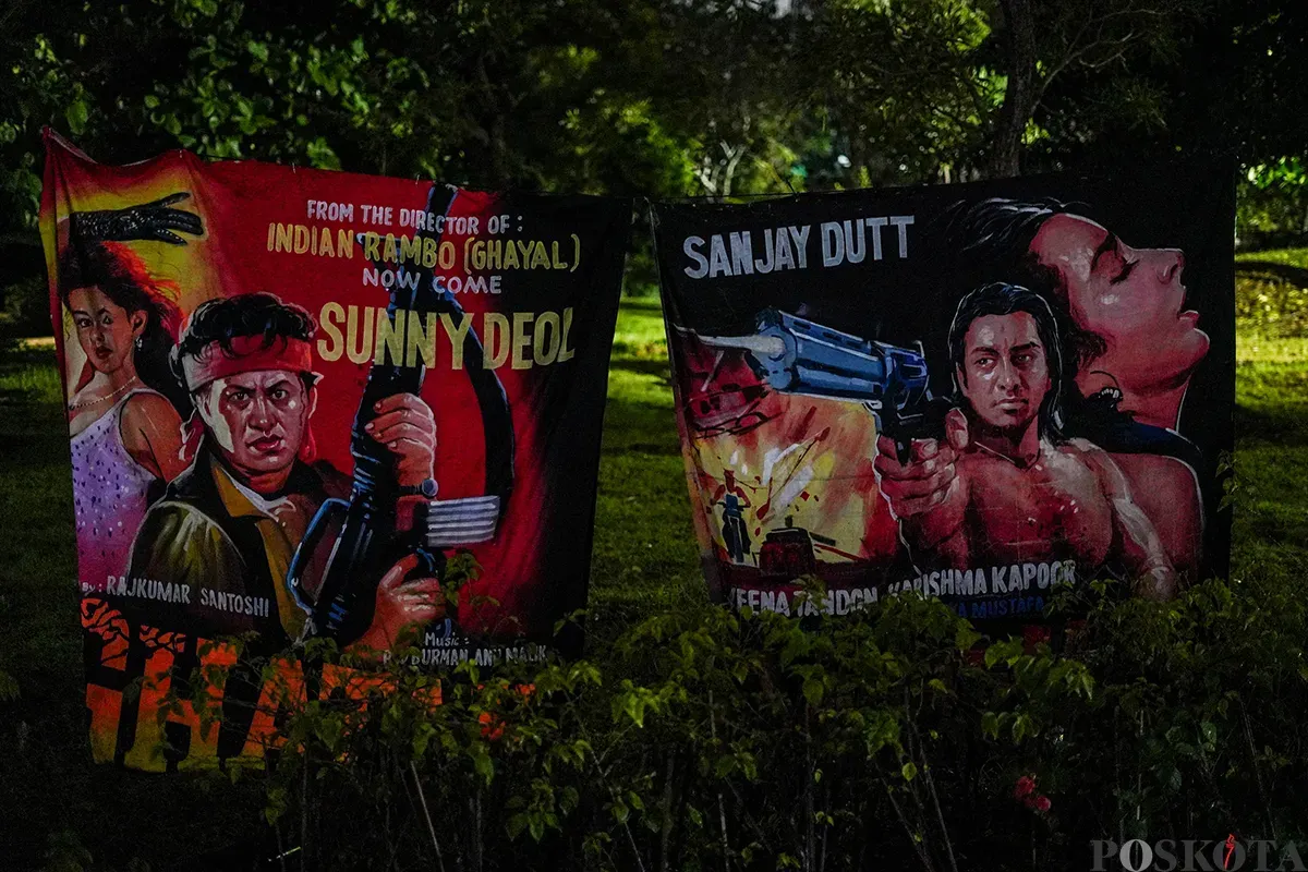 Operator film layar tancap memutarkan rol film era menggunakan mesin proyektor di Waduk Lebak Bulus, Jakarta Selatan, Jum'at, 18 April 2025. (Sumber: Poskota/Bilal Nugraha Ginanjar)