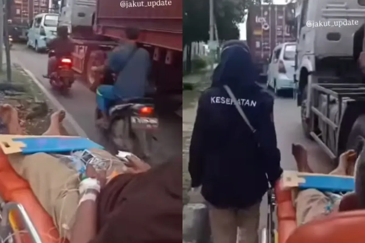 Seorang pasien terpaksa diturunkan dari ambulans yang terjebak macet di Tanjung Priok. (Sumber: Tangkap Layar Instagram/@jakut_update)