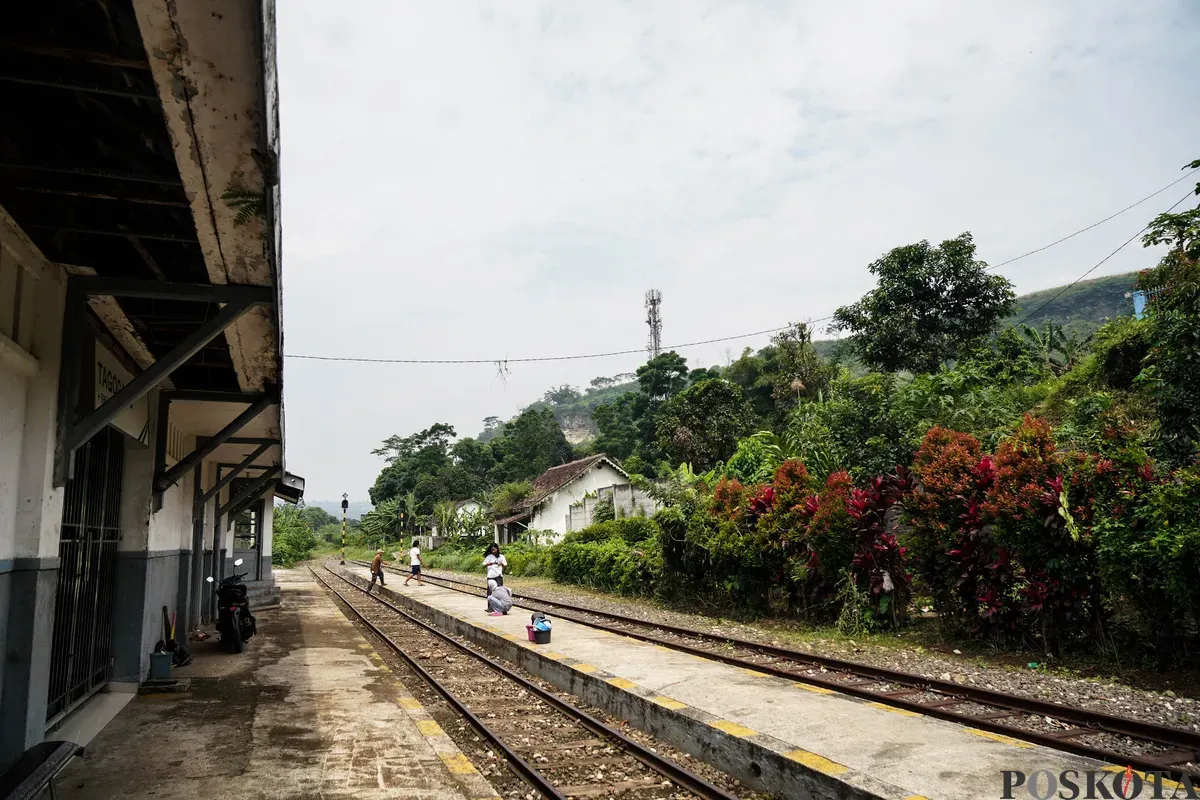 Sejumlah anak bermain di stasiun kereta api Stasiun Tagogapu yang sudag tidak beroperasi di kawasan Padalarang, Kabupaten Bandung Barat, Jawa Barat, Jumat, 18 April 2025. (Sumber: Poskota/Bilal Nugraha Ginanjar)